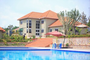 Una piscina al aire libre