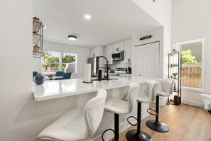 Microondas, horno, placa de cocina, lavavajillas