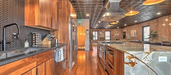 Luxury Penthouse in Downtown Bristol + Cool Patio • Sleeps 10 • Near Casino/BMS