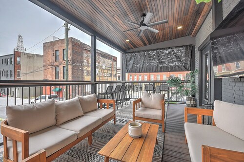 Luxury Penthouse in Downtown Bristol + Cool Patio • Sleeps 10 • Near Casino/BMS