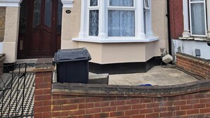A two-story house with a bay window, a front door with glass panels, and a brick facade. - Single bedroom near London Seven Kings Train Station (Ilford)