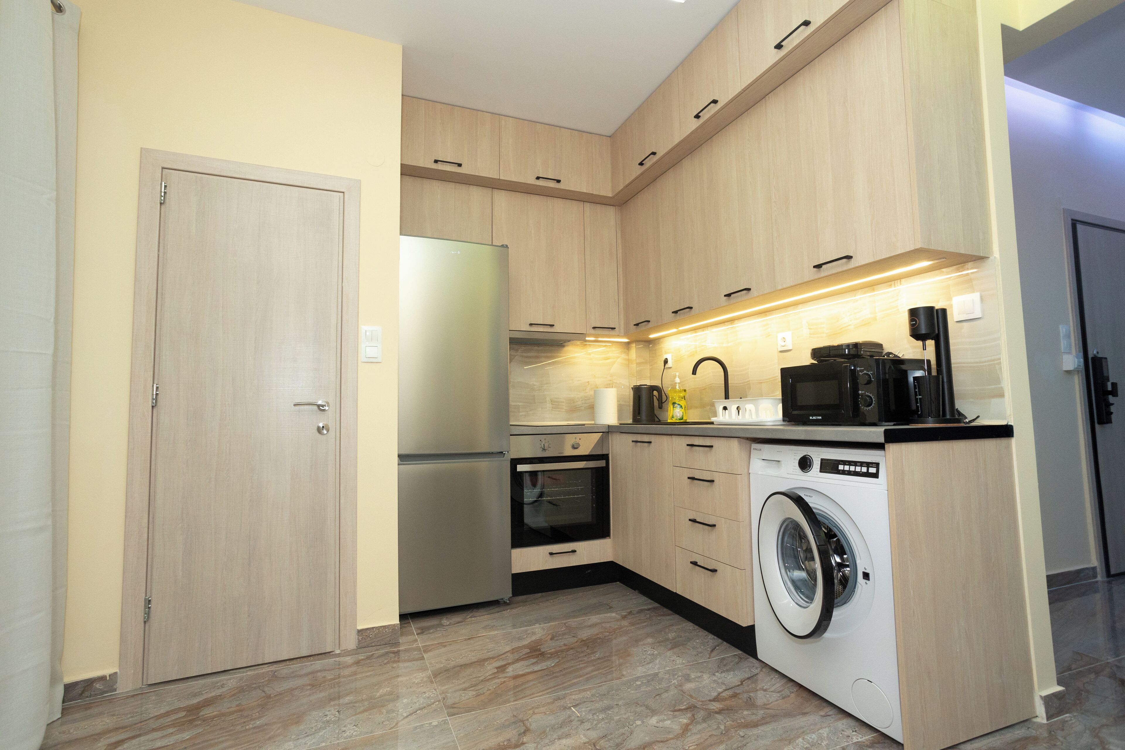 Refrigerador, microondas, horno y tetera eléctrica 