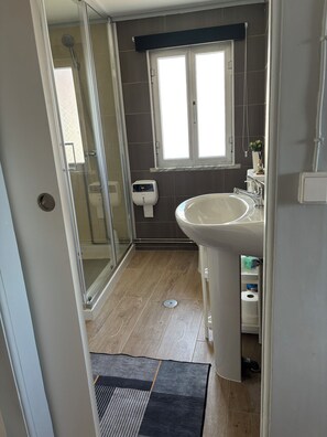 Shower, towels, soap, shampoo