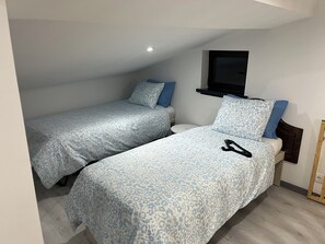 2 bedrooms, iron/ironing board, WiFi, bed sheets