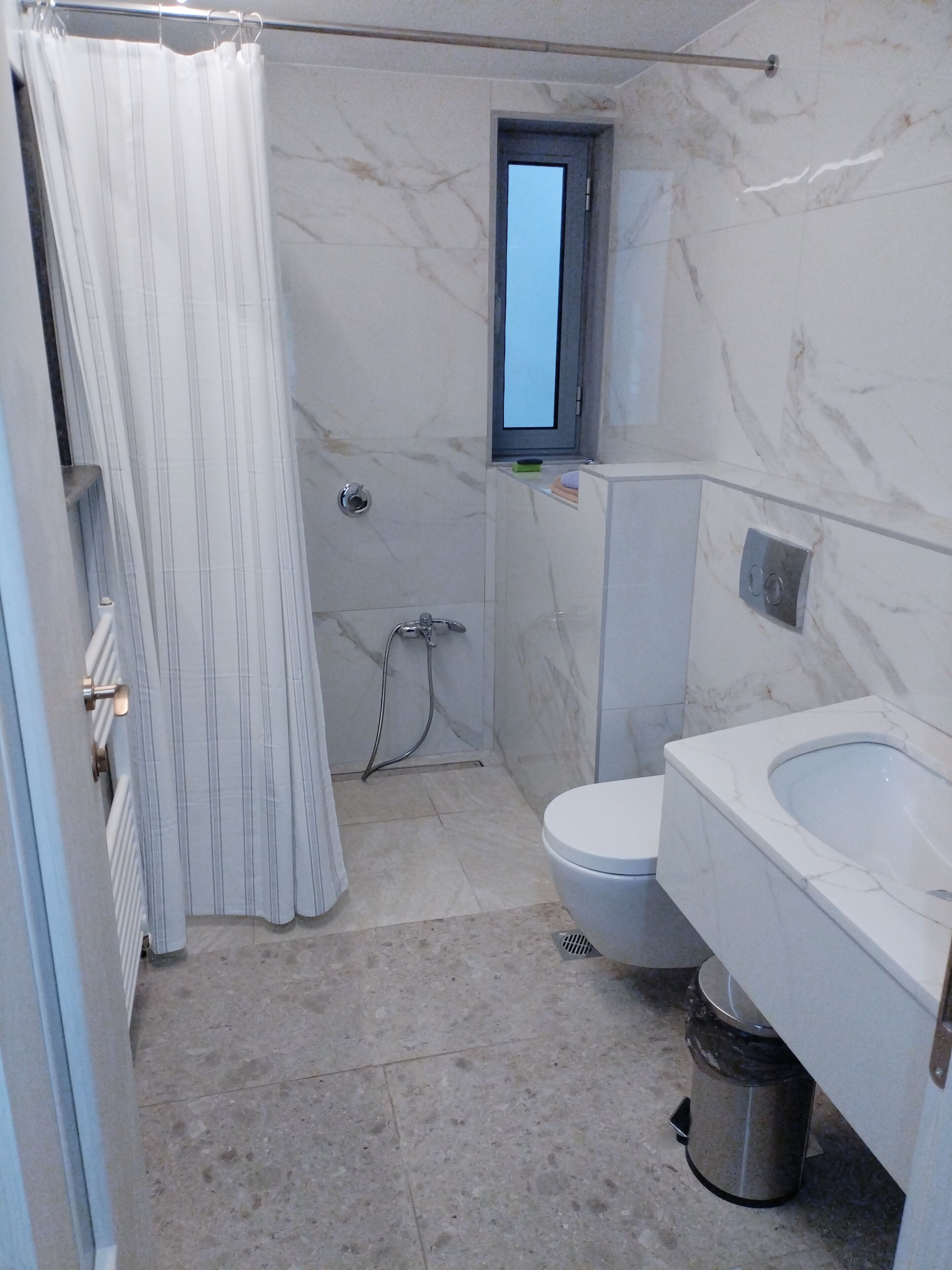 Un bagno con doccia, WC e bidet.