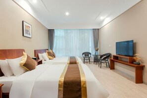 A hotel room with a large bed, a TV, a desk, and a chair. - Home Inn Pebble Motel cloud Hotel (Nanjing Banqiao branch) (Nanjing)
