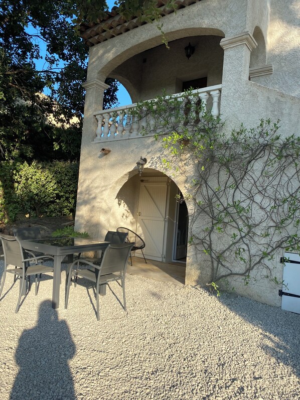 Outdoor dining - L'instant studio garden level sleeps 4  (Saint-Raphaël)