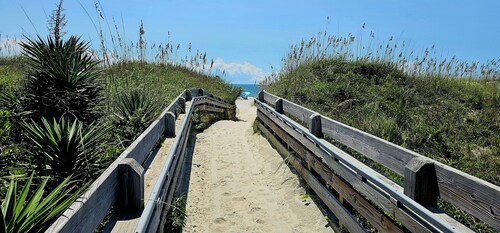 Charming 1-bedroom apartment with King Bed.  No Stairs.  Steps to the Ocean.