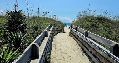 Charming 1-bedroom apartment with King Bed. No Stairs. Steps to the Ocean.