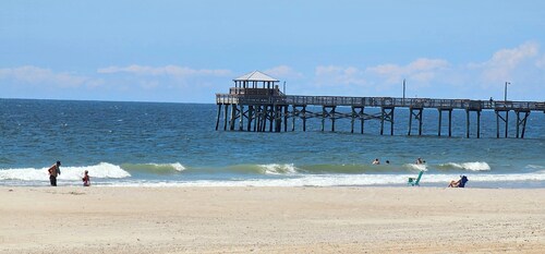 Charming 1-bedroom apartment with King Bed.  No Stairs.  Steps to the Ocean.