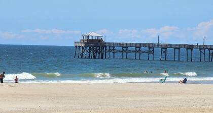 Charming 1-bedroom apartment with King Bed. No Stairs. Steps to the Ocean.