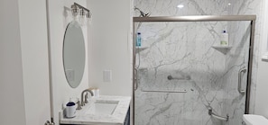 Shower, hair dryer, towels, soap - Charming 1-bedroom apartment with King Bed. No Stairs. Steps to the Ocean. (Atlantic Beach)