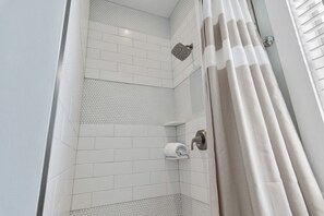 Douche, séchoir à cheveux, serviettes fournies