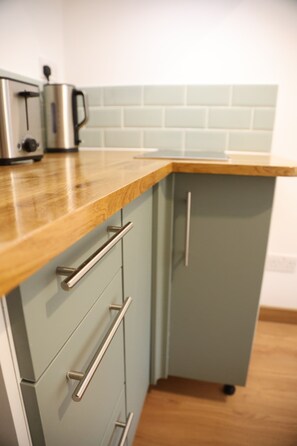 Deluxe Studio | Private kitchen | Electric kettle, toaster, freezer