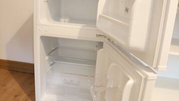 Deluxe Studio | Private kitchen | Electric kettle, toaster, freezer