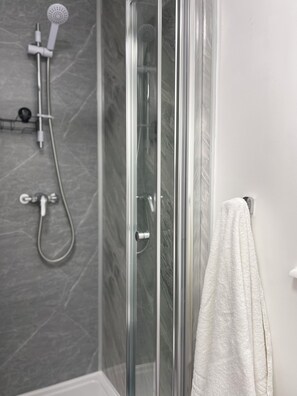 Deluxe Studio | Bathroom