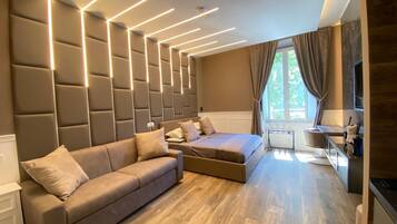 Vierbettzimmer, Mehrere Betten, eigenes Bad | Zimmersafe, Schreibtisch, laptopgeeigneter Arbeitsplatz