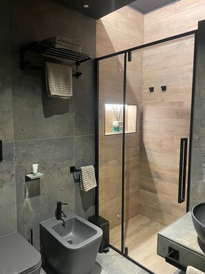 Design Quadruple Room, 2 Queen Beds, Private Bathroom | Bathroom - Lary's Rooms (Rome)
