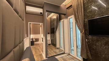 Dreibettzimmer, Mehrere Betten, eigenes Bad | Zimmersafe, Schreibtisch, laptopgeeigneter Arbeitsplatz