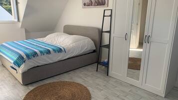 3 bedrooms, desk, iron/ironing board, travel crib