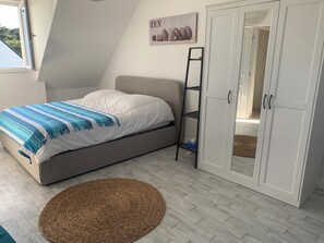 3 sovrum, skrivbord, strykjärn/strykbräda och resesäng