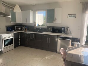 Kylskåp, mikrovågsugn, ugn och diskmaskin