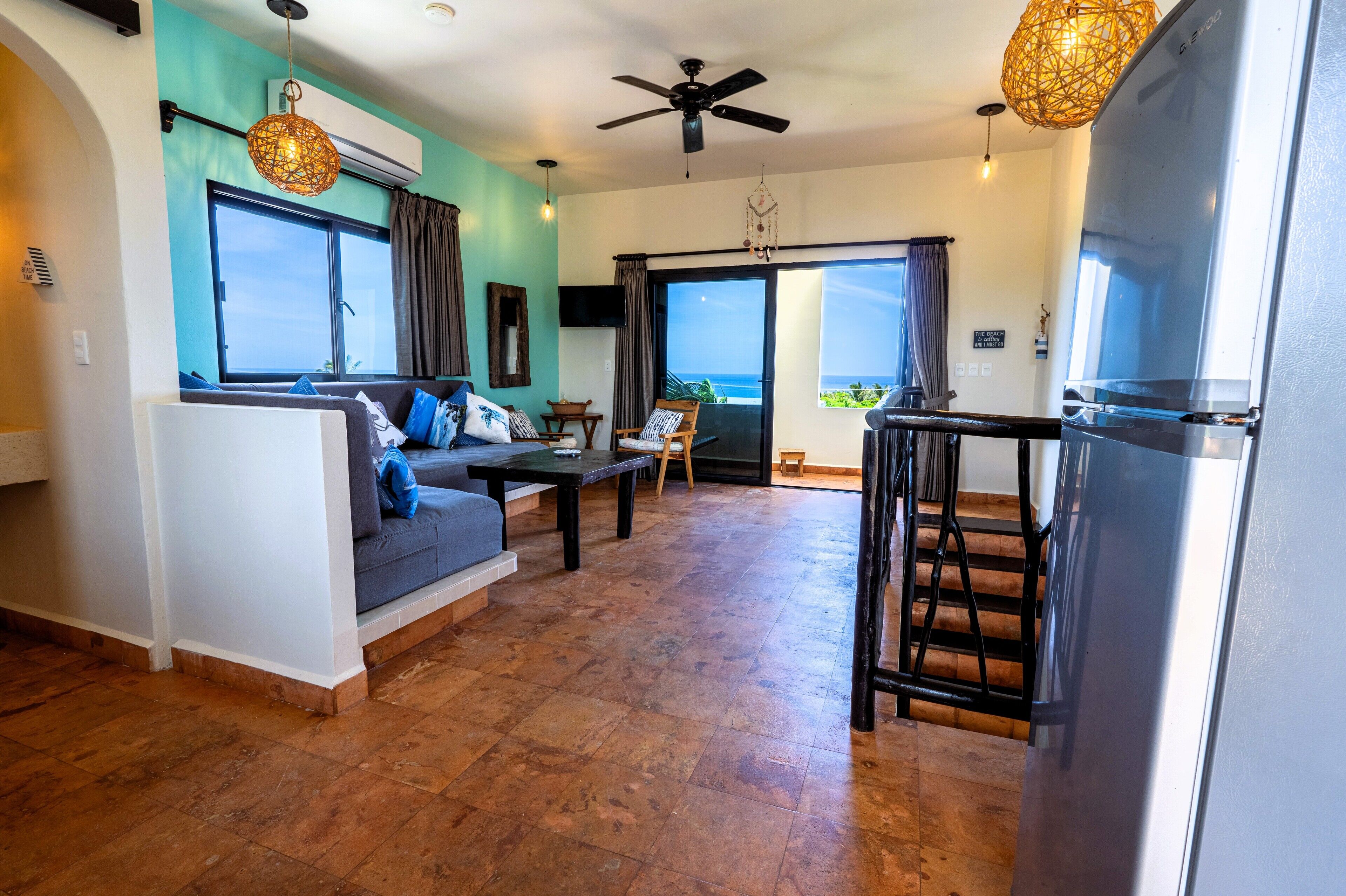 Suite Deluxe, balcón, vista al océano | Área de sala de estar