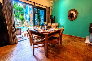 Suite Deluxe, cuisine, vue sur la piscine | Aire de séjour