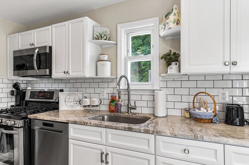 Charming 4-bed 2- Bath Home Close Proximity to Princeton Area and Sesame Place