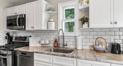 Charming 4-bed 2- Bath Home Close Proximity to Princeton Area and Sesame Place