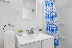 Hair dryer, towels, soap, shampoo - Modern and Spacious House (Pittsburgh)