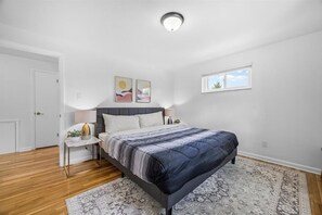 4 bedrooms, iron/ironing board, free WiFi, bed sheets - Modern and Spacious House (Pittsburgh)