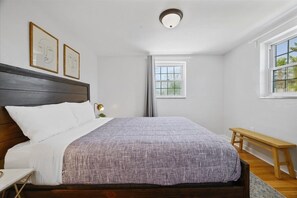 4 bedrooms, iron/ironing board, free WiFi, bed sheets