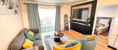 Een smart-tv en een computerscherm