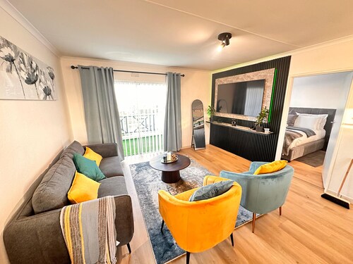 Luxury 1-Bedroom in West Beach Near Blouberg Beach, WiFi & Balcony