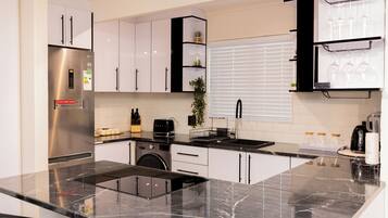 Réfrigérateur, micro-ondes, four, plaque de cuisson