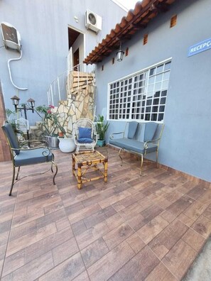 Living area - New hotel antes Day hostel (Cuiabá)