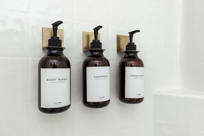 Hårføner, håndklær, såpe og sjampo