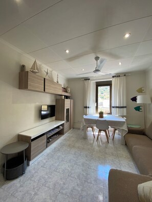 Una Smart TV, libros, un reproductor estéreo