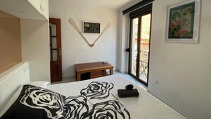 2 室のベッドルーム、アイロン / アイロン台、旅行用ベビーベッド、ベッドシーツ