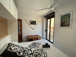 2 dormitorios, tabla de planchar con plancha, cuna de viaje