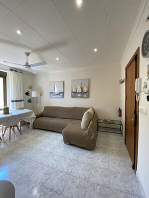 Una Smart TV, libros, un reproductor estéreo