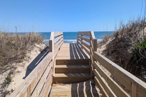 Dogs stay FREE! 2-min walk to beach-2Bedrooms-3Beds -3Baths-Pool-Linens Provided