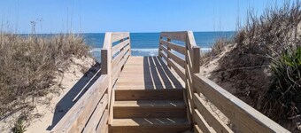 Dogs stay FREE! 2-min walk to beach-2Bedrooms-3Beds -3Baths-Pool-Linens Provided