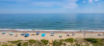 Dogs stay FREE! 2-min walk to beach-2Bedrooms-3Beds -3Baths-Pool-Linens Provided