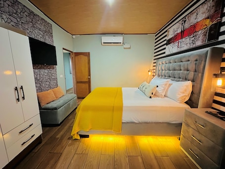 2 bedrooms, iron/ironing board, WiFi, bed sheets. Toney's House.
Ask for Significant DISCOUNTS FOR STAYS of 2 to 6 days.