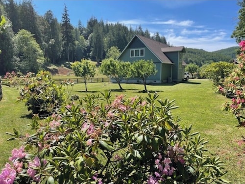 Beautiful New Home Short Drive to Bandon Beach and the Coquille River!