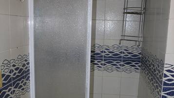 Douche, sĂšche-cheveux, bidet, serviettes fournies