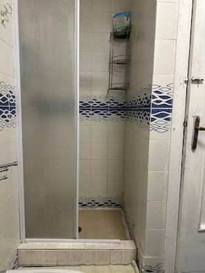 Dusche, Haartrockner, Bidet, Handtücher