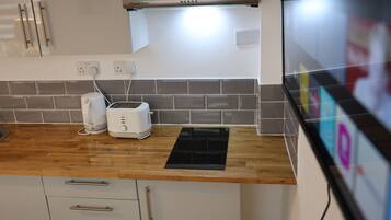 Deluxe Studio | Private kitchen | Electric kettle, toaster, cookware/dishes/utensils, freezer